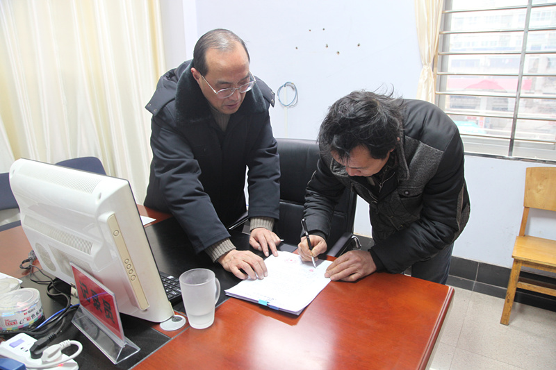 图②：王正权引导当事人在调解书上签字_副本.jpg