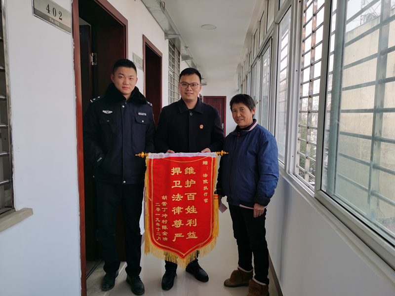 获锦旗_副本.jpg