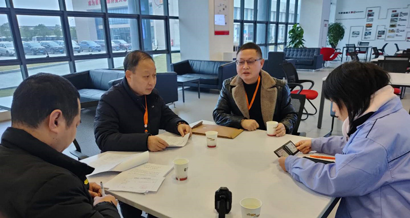 图②：南漳法院执行局副局长吴军（左二）带领郑元斌执行团队前往重庆调查_副本.jpg