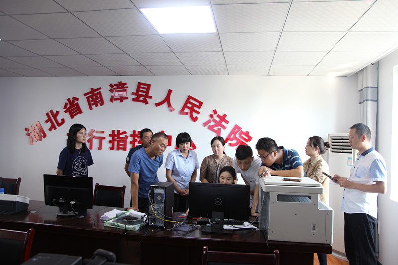 图②：技术人员现场进行指导_副本.jpg