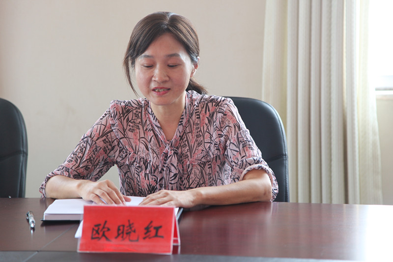图⑤：欧晓红代表讲话_副本.jpg