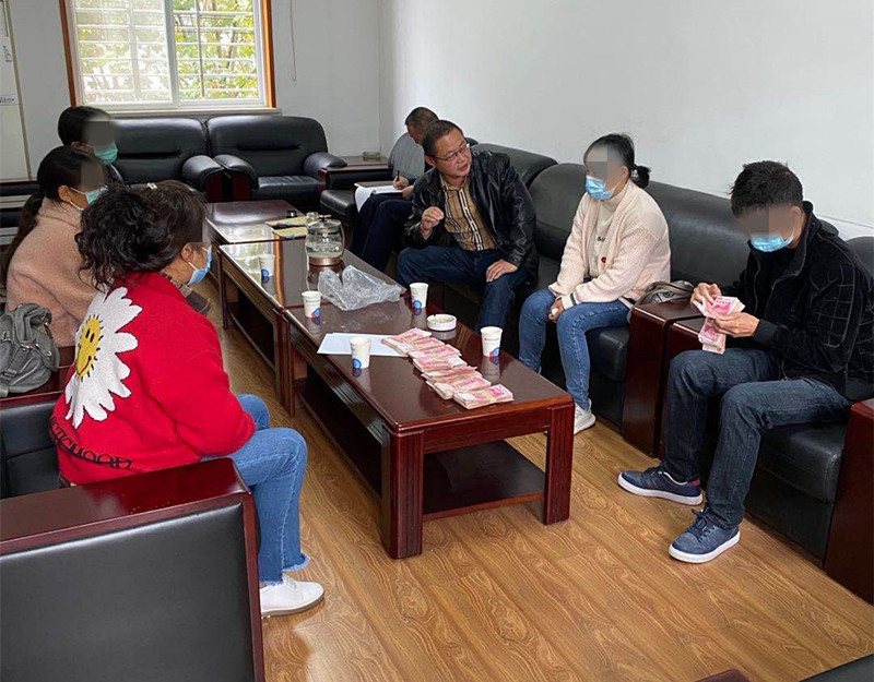 图为执行干警郑元斌做双方调解工作_副本.jpg