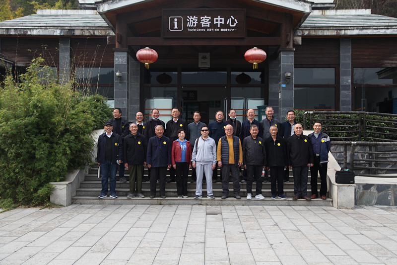 图②：退休老干部们游玩合照_副本.jpg