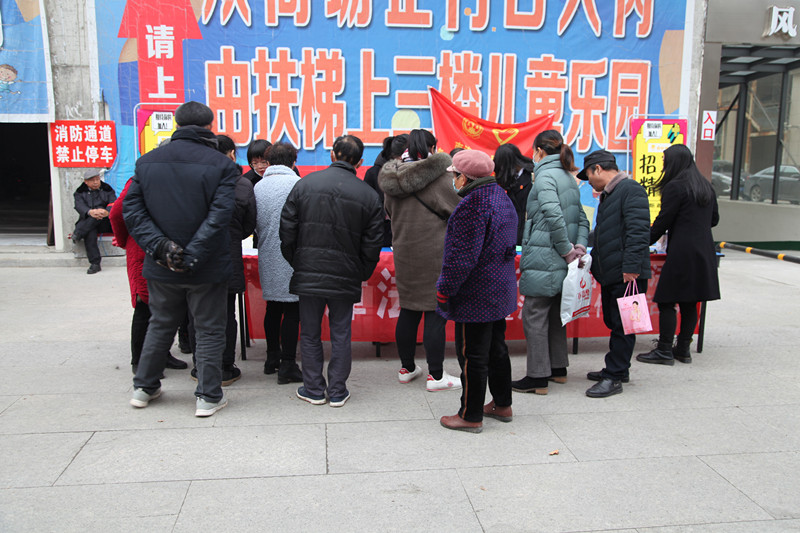图①：群众们上前了解宪法知识_副本.jpg