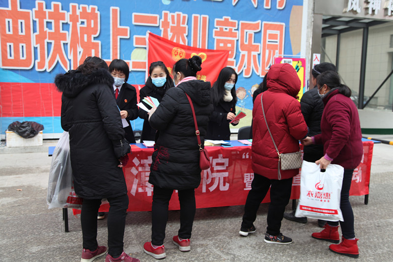 图③：干警们向群众发放法律宣传手册_副本.jpg