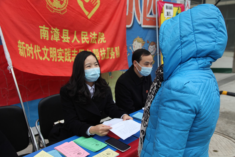图②：干警为群众解答疑惑_副本.jpg