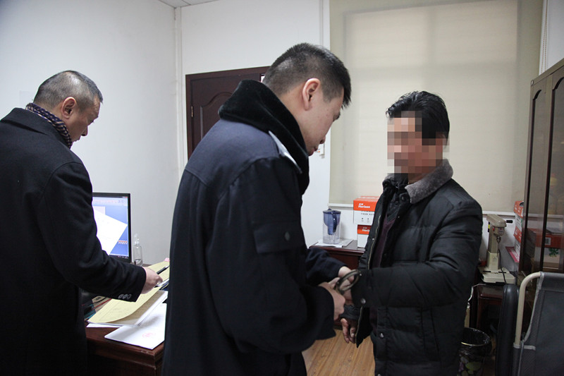 图②：执行干警拘留被执行人_副本.jpg