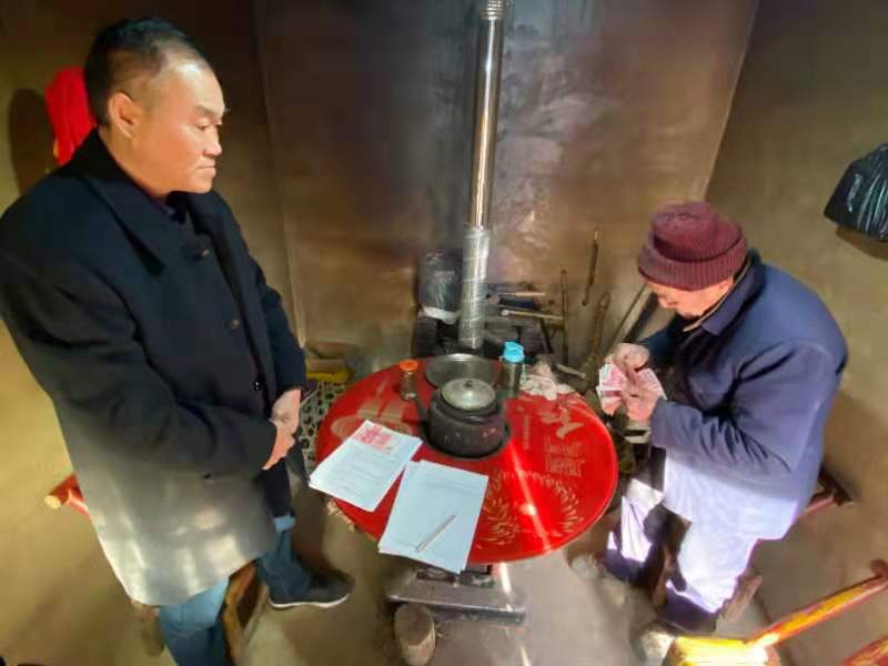 图③：执行干警为申请人送去执行款.jpg