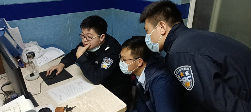 图①：执行干警和江汉二桥派出所的民警一起查找被执行人下落_副本.jpg