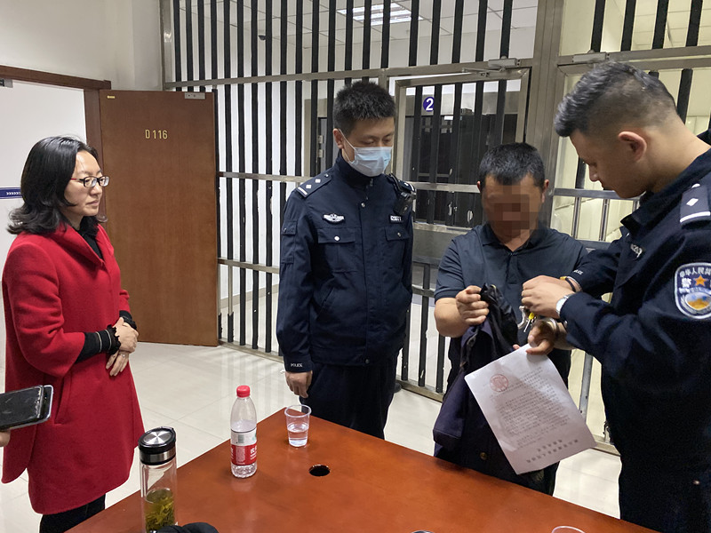 图②：南漳法院党组成员、执行局局长罗兢和执行干警一同将被执行人送至公安机关羁押室_副本.jpg