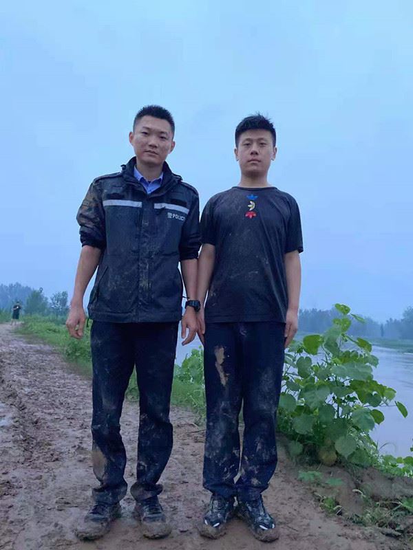 图①：刘俊豪（左一）和王宇（右一）合照_副本.jpg