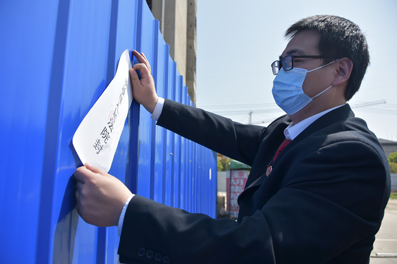 图④：执行干警贴上封条_副本.jpg