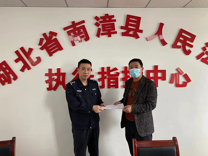图②：执行干警现场向被执行人送达《自动履行证明书》_副本.jpg