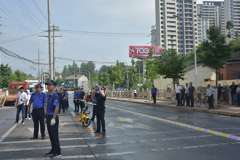 图①：法院全程参与拆除行动_副本.jpg