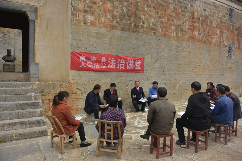 图①：法官与村民们互动.JPG