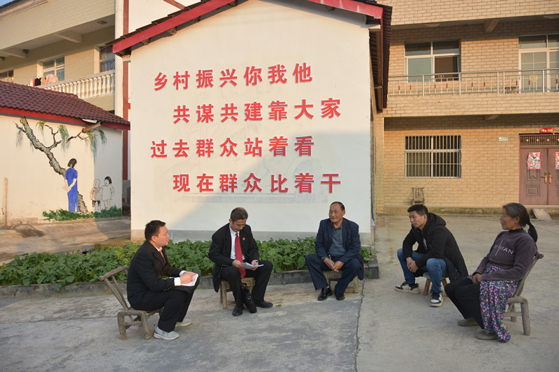 图②：走访钟鼓坪村村民_副本.jpg