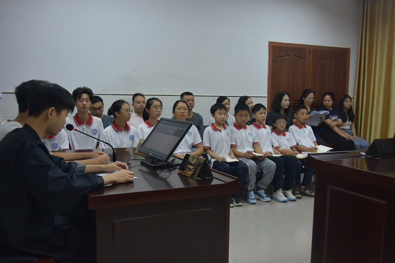 图②：同学们认真旁听_副本.jpg