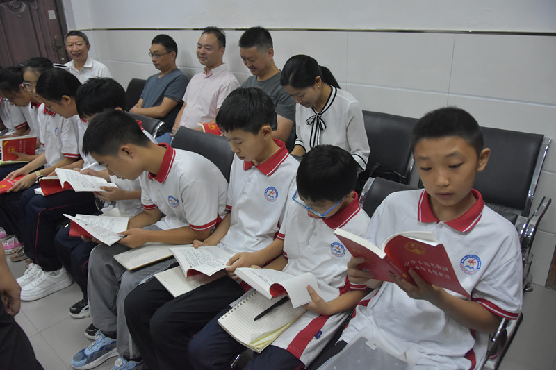 图④：同学们认真翻阅《中华人民共和国未成年人保护法》_副本.jpg